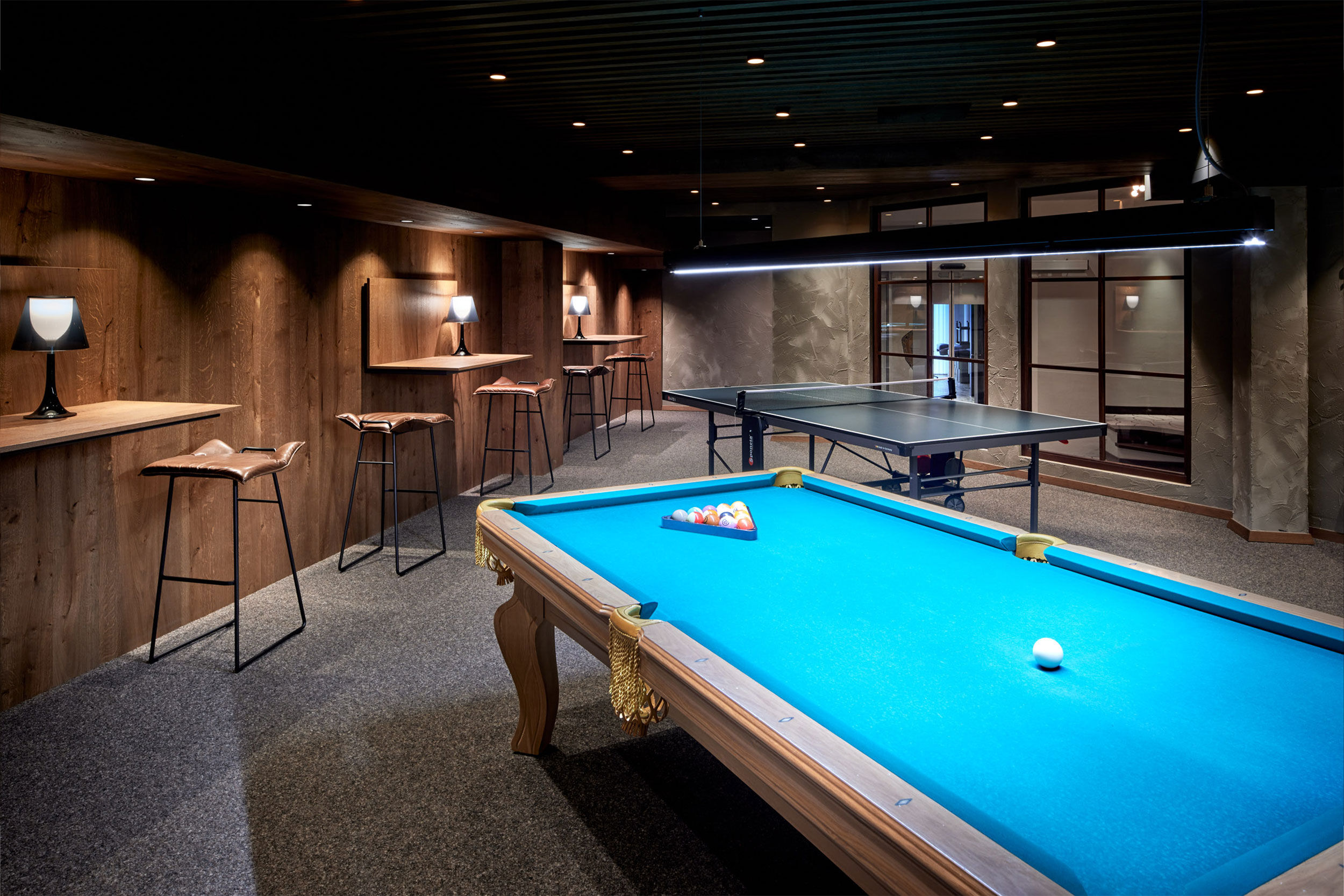 Spiele-Lounge mit Kicker, Billard und Tischtennis